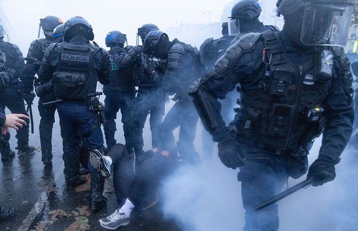 Frakkland: Þúsund handteknir í mótmælum í París